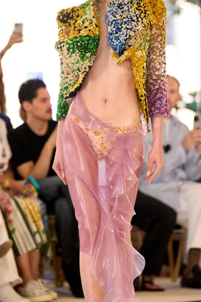 Look 100